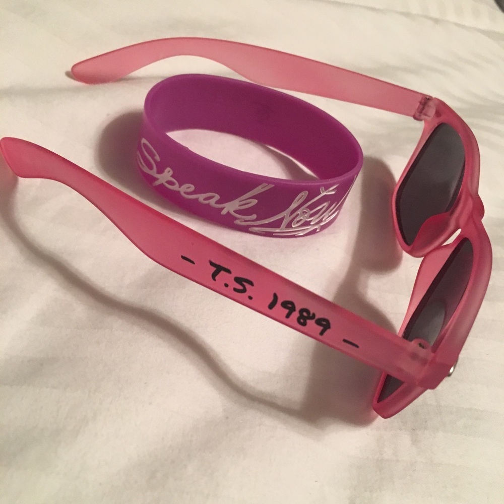 TAYLOR SWIFT CONCERT OFFICIAL BRACELET & GLASSES